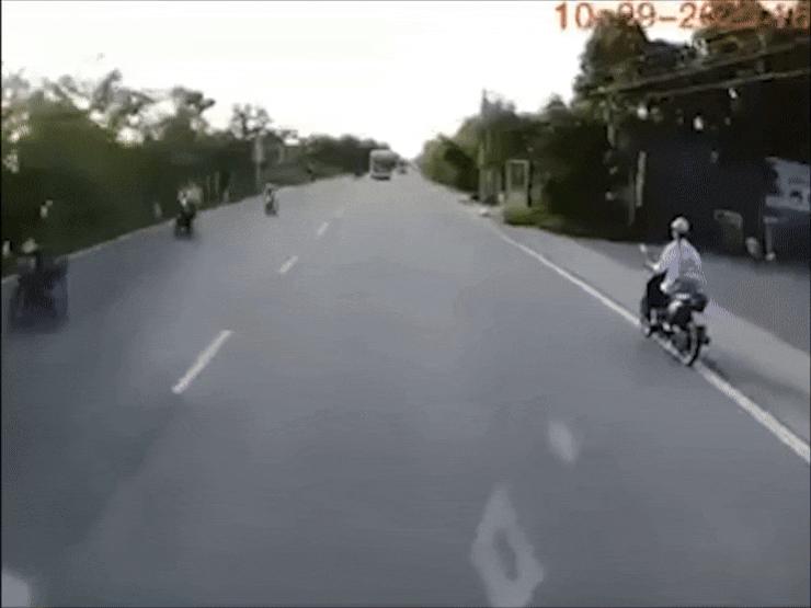 Xe máy - Xe đạp - Clip: Tài xế xe khách bẻ lái "thần sầu" cứu mạng người đi xe đạp