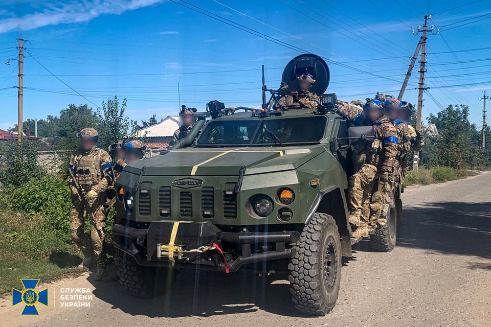 Quân đội Ukraine tuần tra ở Kharkiv (ảnh: CNN)
