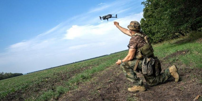 Binh sĩ Ukraine tập luyện sử dụng UAV thương mại để phát hiện pháo binh tại vùng Kharkiv. Ảnh: Wolfgang Schwan/ANADOLU AGENCY/ GETTY IMAGES