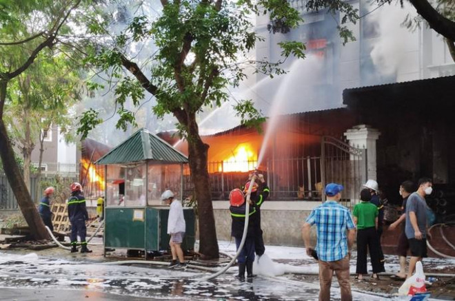 Lực lượng chức năng chữa cháy tại một căn biệt thự ở Hà Nội