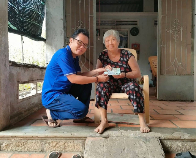 Anh Trần Đăng Mót tặng quà cho cụ già neo đơn tại huyện Xuyên Mộc. (Ảnh: NVCC).