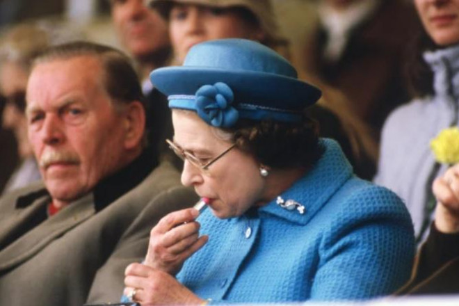 Nữ hoàng Anh Elizabeth II thường mang theo thỏi son sáng màu.