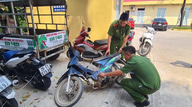 Cơ quan công an kiểm tra một chiếc xe tang vật trong vụ án trộm cắp tài sản do Vũ Đức Đạt gây ra