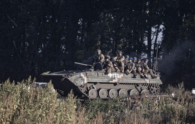 Lính Ukraine tuần tra sau khi quân đội Ukraine kiểm soát một số ngôi làng ở Kharkiv ngày 9/9. Ảnh: Anadolu