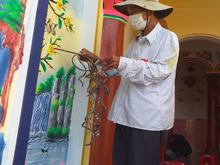 “Dị nhân” có bộ móng tay dài nhất Việt Nam: “Ai muốn mua tôi sẵn sàng bán”
