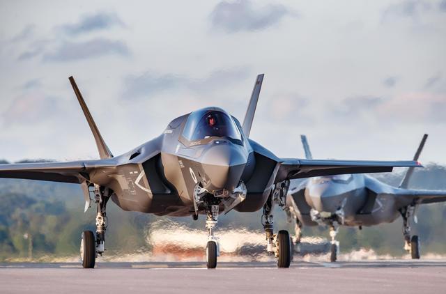 Tổng cộng 12 máy bay chiến đấu F-35B đã được Singapore đặt hàng từ Mỹ vào năm 2020, khi đó nhiều chuyên gia cho rằng đây là một ý định bất ngờ bởi phiên bản Lightning II này vốn được biết đến trong vai trò bố trí trên tàu sân bay hoặc tàu đổ bộ cỡ lớn.