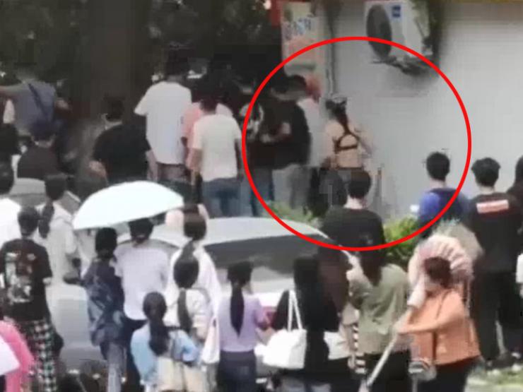 Bạn trẻ - Cuộc sống - Clip: Nữ sinh có hành động bất ngờ dành cho người gặp tai nạn “gây bão”