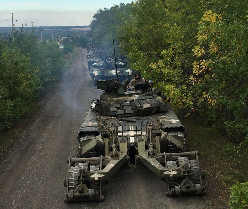 Xe tăng của quân đội Ukraine ở Kharkiv (ảnh: CNN)