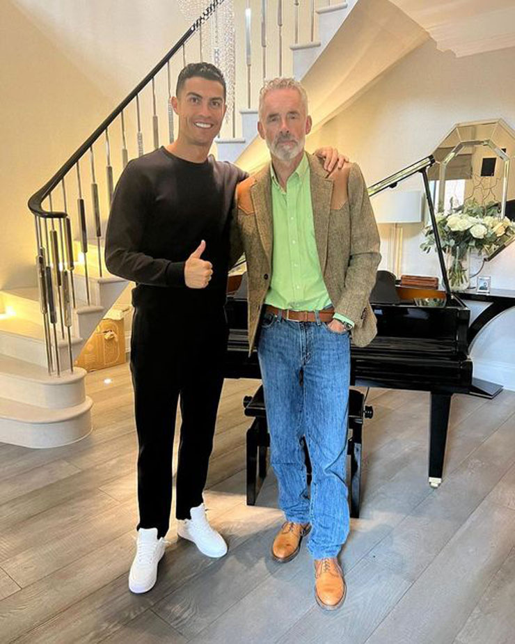 Ronaldo khiến các fan bức xúc khi khoe ảnh chụp cùng chuyên gia tâm lý gây tranh cãi Jordan Bernt Peterson và nhận người này là bạn