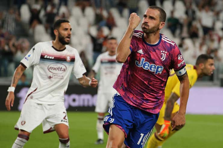 Bonucci cứu điểm cho Juventus từ chấm 11m nhưng kịch tính không dừng ở đó