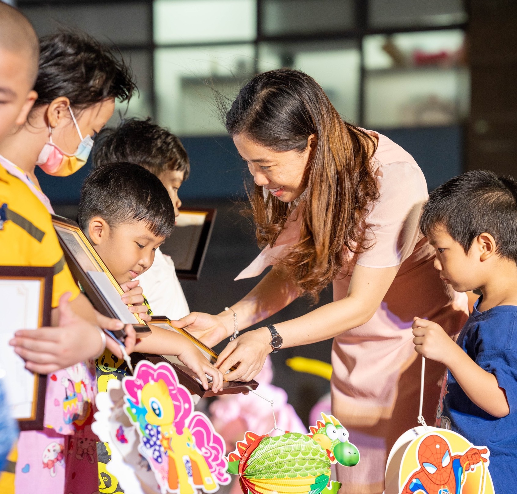 Đại diện CĐT Charm City tặng giấy khen và quà cho các em có thành tích học tập tốt