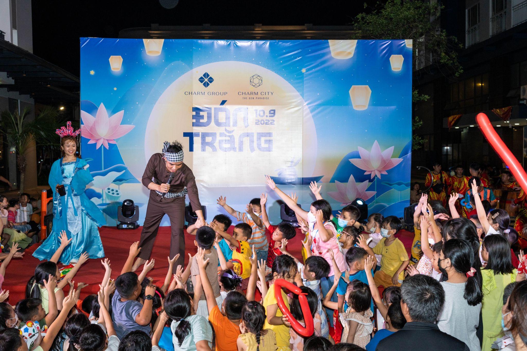 Các em nhỏ “đón trăng" cùng “chú Cuội, chị Hằng” tại Charm City