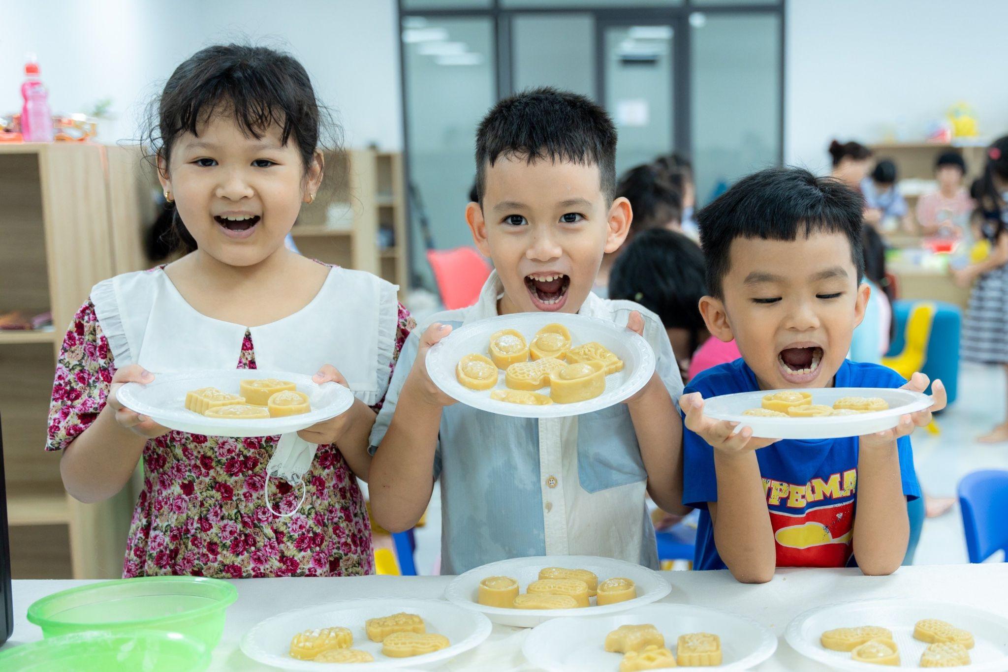 Các em khoe thành quả của mình sau buổi học làm bánh trung thu