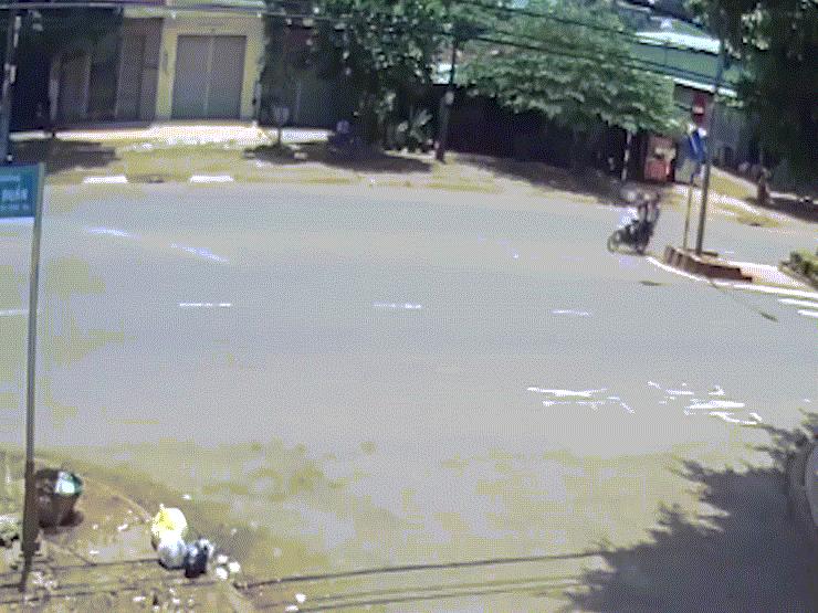 Tin tức trong ngày - CLIP: Kinh hoàng ô tô tông 3 thiếu niên văng xa nhiều mét