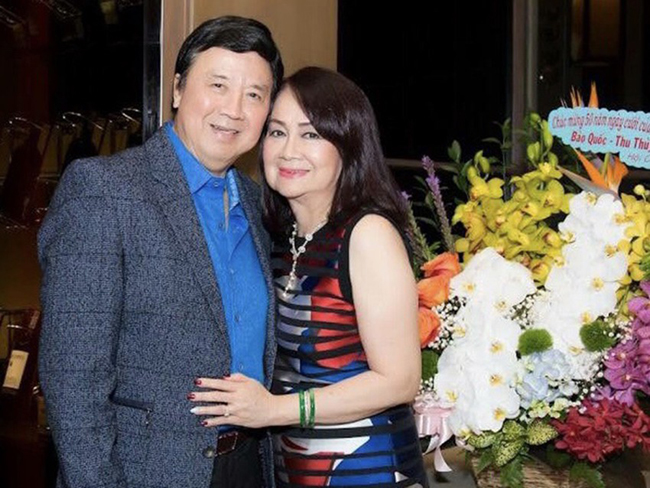 Ông từng kể: “Hai đứa lớn lên cùng xóm, biết nhau từ lúc còn tắm mưa, chơi những trò con nít. Năm 16 tuổi có chọc ghẹo nhau, rồi bẵng đi một thơì gian không gặp. Đến hai năm sau, tôi mạnh dạn bày tỏ tình cảm, chở nàng&nbsp;đi học mỗi ngày”.
