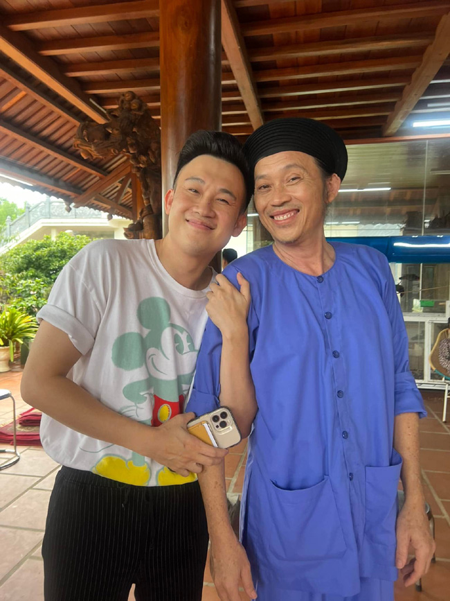 Nam ca sĩ Dương Triệu&nbsp;Vũ là em trai ruột cũng đã hé lộ hình ảnh của người anh nổi tiếng trong thời điểm những ngày diễn ra lễ giỗ Tổ nghề những ngày qua.
