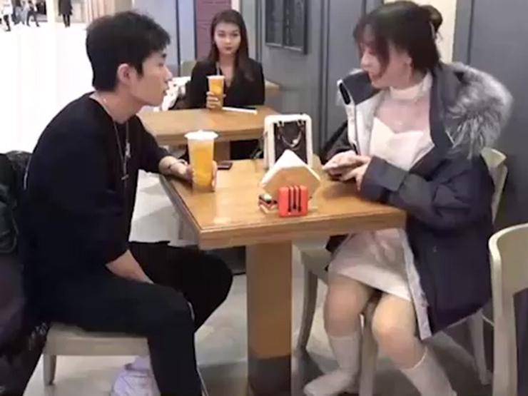 Clip hài hước - Màn tán gái bá đạo của chàng trai khiến người xung quanh cười ngất