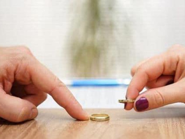 Bạn trẻ - Cuộc sống - Ly dị vì vợ phẳng lì như "2 lưng" và không chịu làm "chuyện ấy"