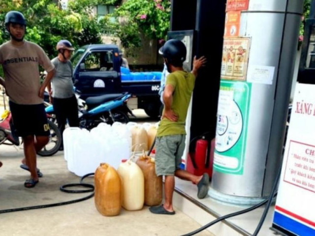 Thị trường - Tiêu dùng - Nhân viên Petrolimex không bán xăng theo can, có đúng quy định?