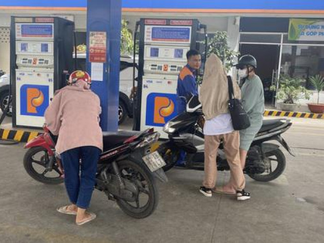 Thị trường - Tiêu dùng - Vì sao một số cây xăng ở TP HCM vẫn thiếu hàng để bán?