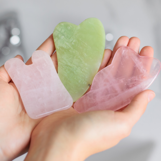 Lăn mặt bằng dụng cụ từ đá hay bằng tay đều&nbsp;giúp lưu thông trên khuôn mặt, giúp tái tạo và thay đổi tế bào.