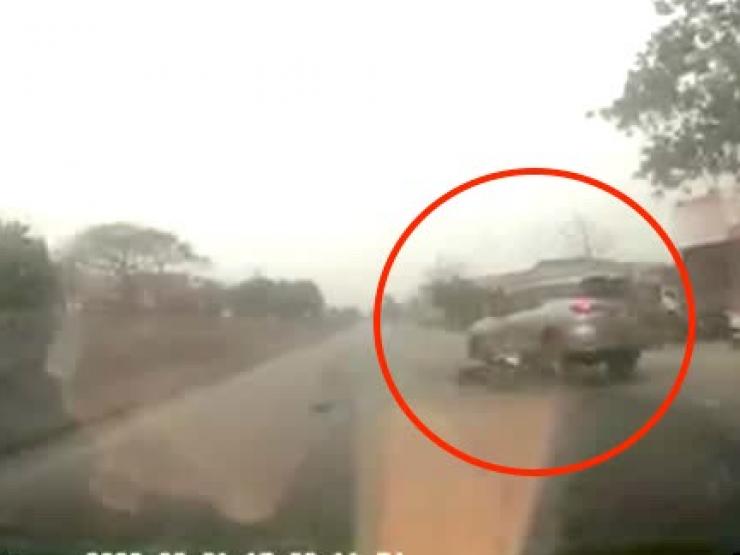 Tin tức trong ngày - Clip: Ô tô Fortuner chạy như “1 mình 1 đường”, tài xế xe máy gặp họa bất ngờ