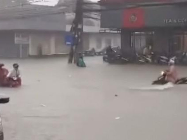 Đồng Nai: Mưa lớn khiến Quốc lộ 1 ngập như sông, xe máy bị cuốn trôi
