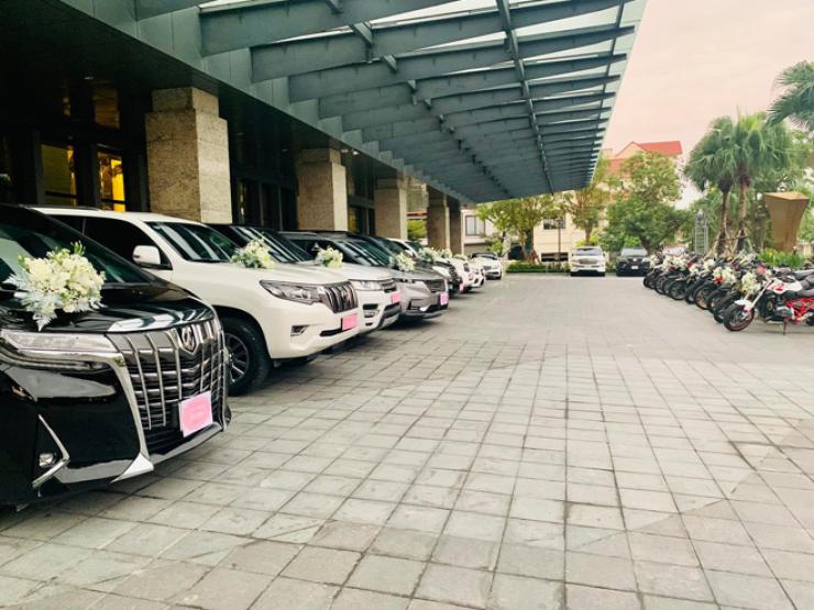 Bạn trẻ - Cuộc sống - Đám cưới ở Hà Tĩnh với dàn mô tô “siêu khủng”, xế hộp “sang xịn mịn”