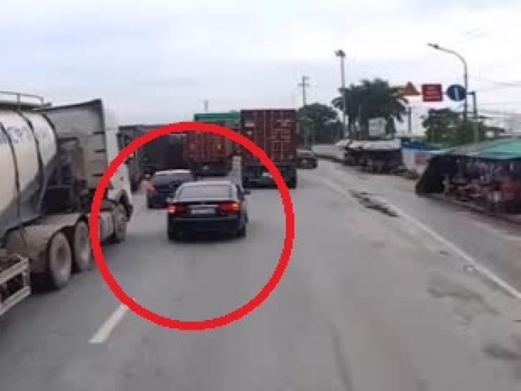Tin tức trong ngày - Clip: Phạm sai lầm khi vượt 2 xe "khủng", tài xế ô tô con "trả giá đắt"