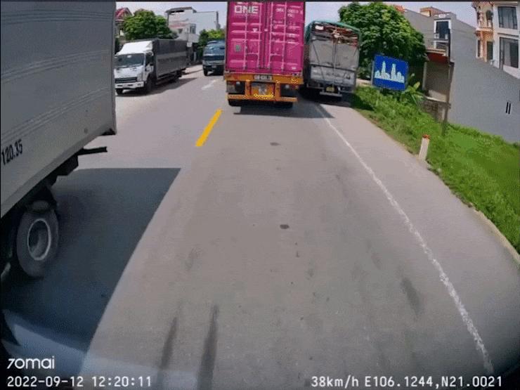 Clip: Xe tải lấn làn va chạm với xe container ngược chiều bị móp đầu