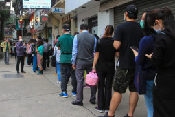 Kiếm bộn tiền nhờ công việc xếp hàng mua đồ cho người giàu