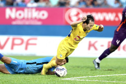 Bóng đá - Tranh cãi Văn Toàn 2 lần ngã trong vòng cấm, HAGL không có phạt đền