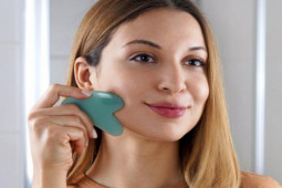 Làm đẹp - Hot trend làm đẹp từ đá guasha có thần kỳ như lời đồn?