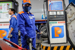 Kinh doanh - Giá xăng giảm mạnh, xuống thấp nhất từ đầu năm, cổ phiếu ông lớn xăng dầu trôi về đáy