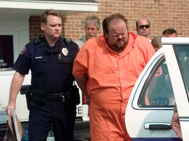 Cảnh sát đưa Miller tới nhà tù ở bang Alabama vào năm 1999.