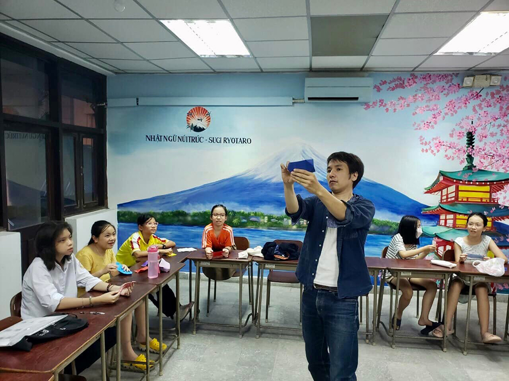 Hình ảnh tiết học lớp trẻ em với giáo viên người Nhật tại Trung tâm tiếng Nhật Núi Trúc – Sugi Ryotaro