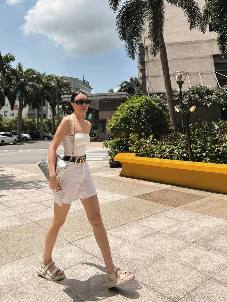 Trà Ngọc Hằng cũng là tay chơi hàng hiệu có tiếng của làng mỹ nhân Việt, "dát kín người" hàng hiệu sang chảnh, đắt đỏ.