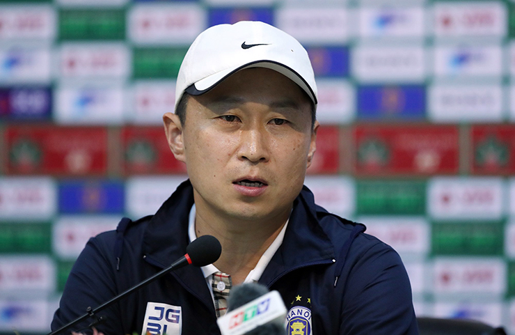 HLV Chun Jae Ho của Hà Nội FC dành nhiều lời khen cho Văn Quyết và Văn Hậu.