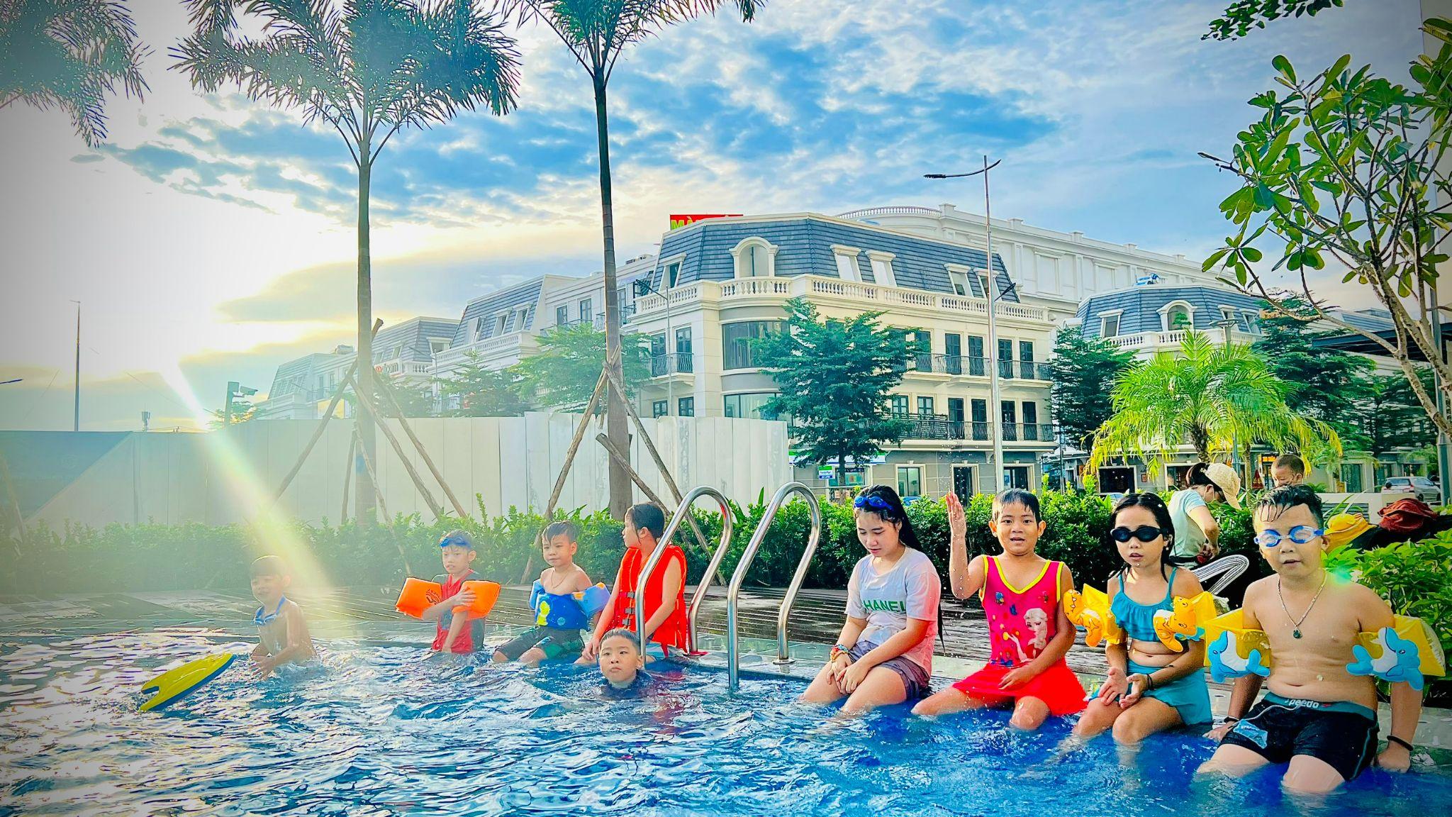 Hệ thống hồ bơi đã đi vào vận hành, là nơi vui chơi mỗi chiều của đông đảo cư dân tại Charm City