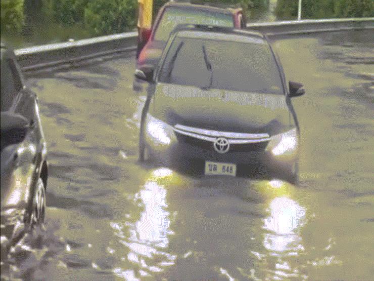 Ô tô - Clip: Nước ngập đến đèn, nhưng tôi là... "Camry"