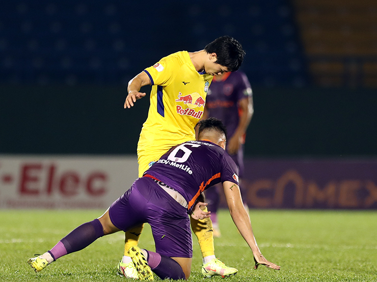 Bóng đá - Công Phượng suýt "choảng nhau" với cầu thủ Bình Dương vì bị chơi xấu