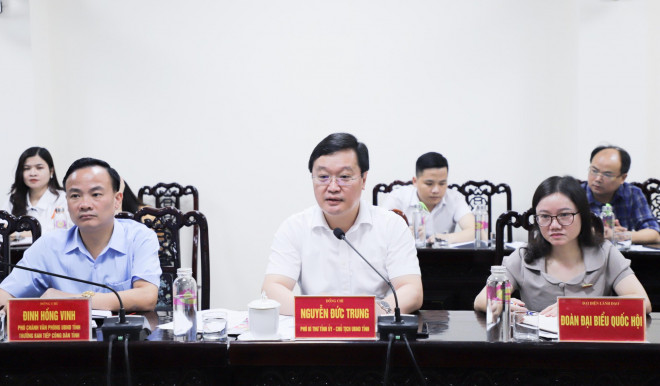 Ông Nguyễn Đức Trung, Chủ tịch UBND tỉnh Nghệ An (giữa), trong một phiên tiếp dân - Ảnh: P. Bằng