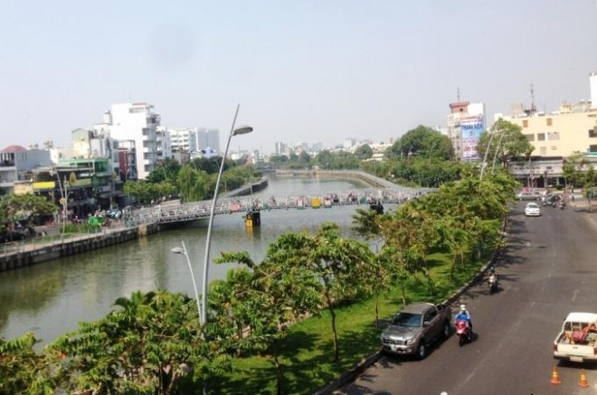 Đường Trường Sa dọc theo kênh Nhiêu Lộc - Thị Nghè là một trong tuyến đường đẹp của TP