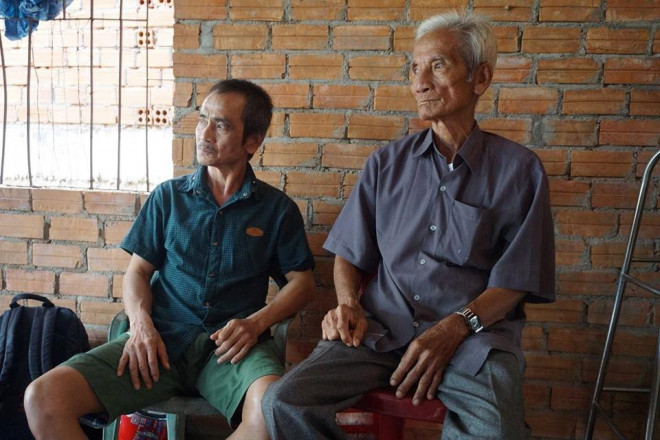 Ông Huỳnh Văn Nén và cha ruột là ông Huỳnh Văn Truyện ngày đầu được minh oan về nhà ở huyện Hàm Tân, tỉnh Bình Thuận. Ảnh: Quế Hà