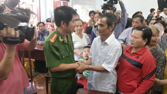 Đại tá Phạm Thật, Thủ trưởng Cơ quan CSĐT Công an Bình Thuận bắt tay ông Huỳnh Văn Nén ngày công bố xin lỗi công khai ông Nén. Ảnh: Quế Hà