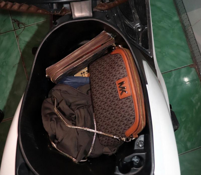 Tài sản trong cốp xe máy của nạn nhân bị Lê Văn Tài cướp