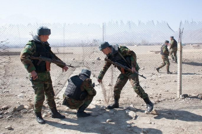 Lính biên phòng Kyrgyzstan tuần tra ở rìa khu vực Vorukh thuộc Tajikistan. Ảnh: Eurasianet
