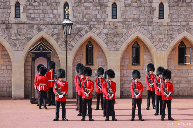 Đội lính tinh nhuệ trong khoảnh khắc giao ca tại Lâu đài Windsor.
