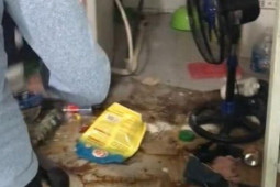 Bạn trẻ - Cuộc sống - Níu kéo không thành, nam thanh niên mua mắm tôm tạt khắp phòng trọ bạn gái cũ