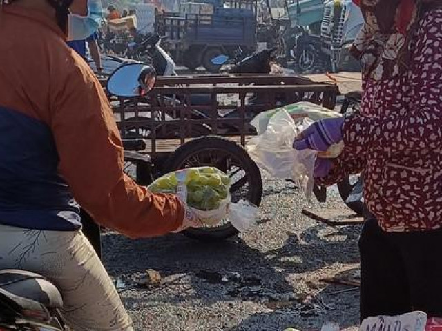 Thị trường - Tiêu dùng - Trái cây Trung Quốc ồ ạt đổ về chợ đầu mối, giá rẻ không ngờ